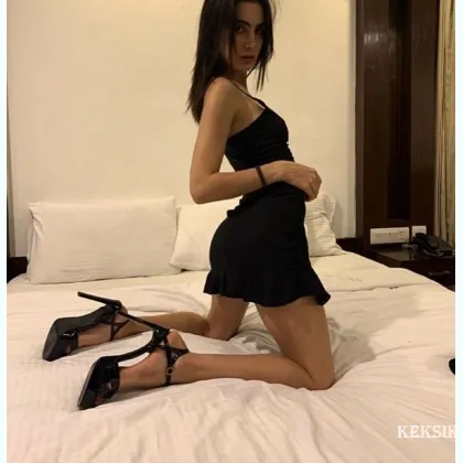 Юна збоченка хоче ласки та жорсткого се ксу